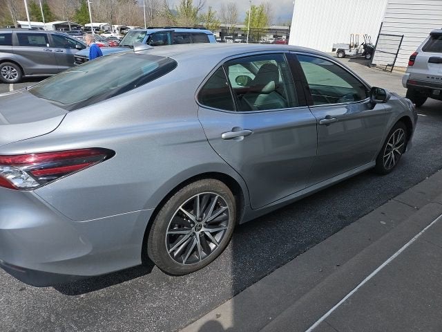 2022 Toyota Camry Hybrid XLE