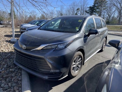 2025 Toyota Sienna LE