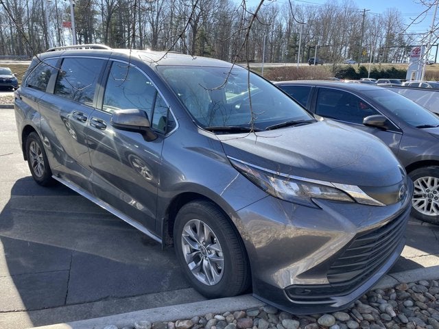 2025 Toyota Sienna LE