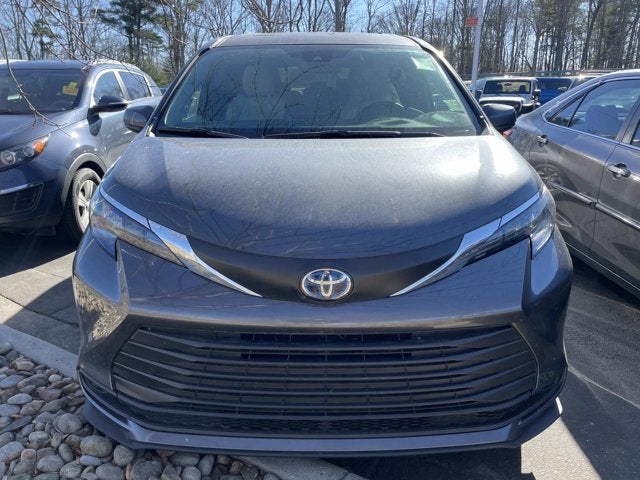 2025 Toyota Sienna LE