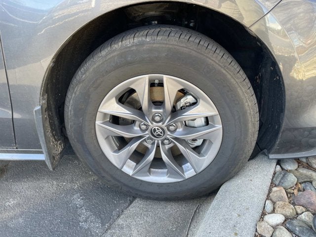 2025 Toyota Sienna LE