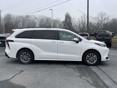 2022 Toyota Sienna LE