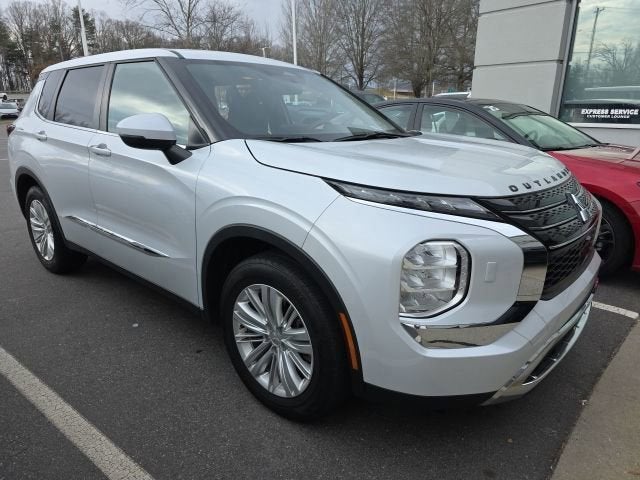 2022 Mitsubishi Outlander ES