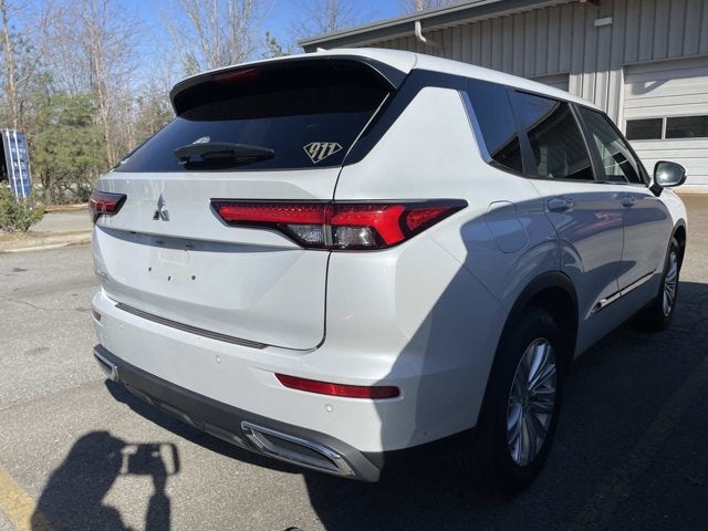 2022 Mitsubishi Outlander ES