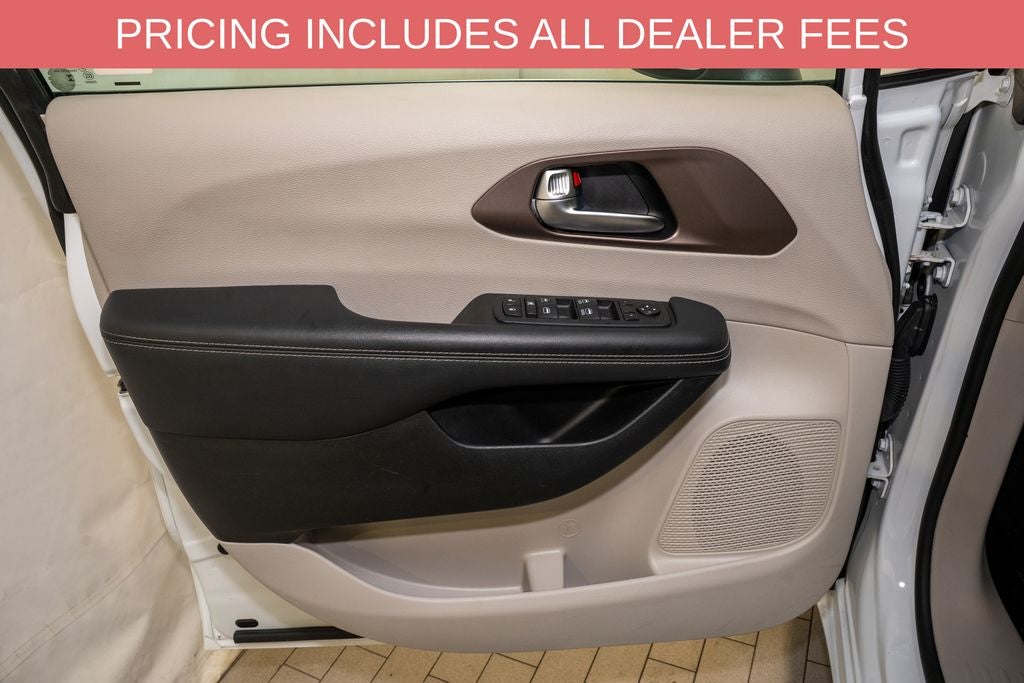 2023 Chrysler Voyager LX