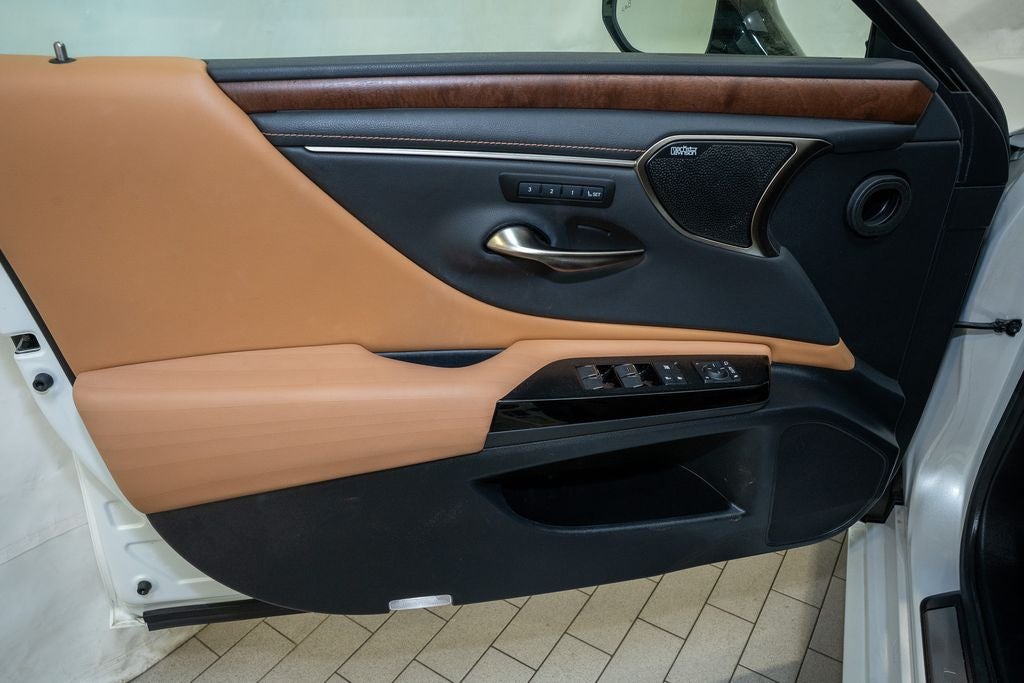 2022 Lexus ES 300h Ultra Luxury