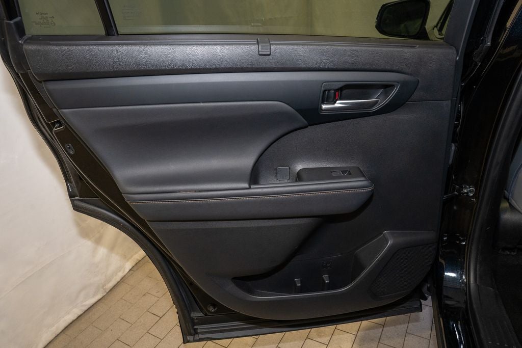 2023 Toyota Highlander Hybrid Bronze Edition