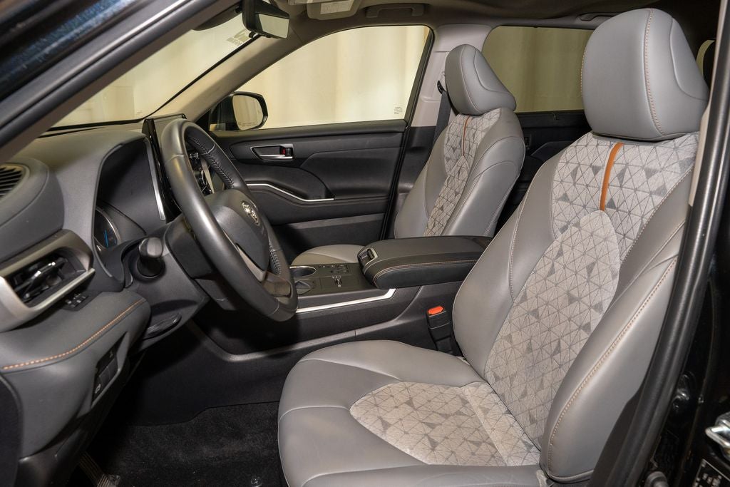 2023 Toyota Highlander Hybrid Bronze Edition