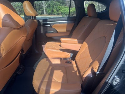2021 Toyota Highlander Hybrid Platinum