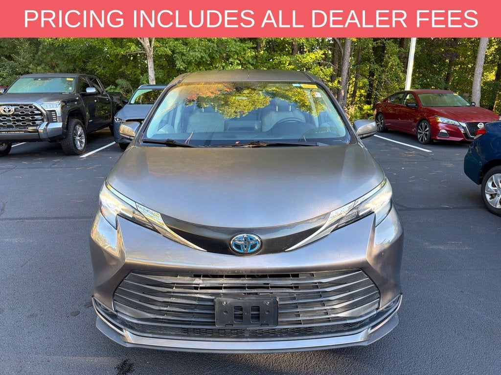 2022 Toyota Sienna LE 8 Passenger