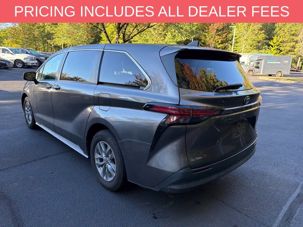 2022 Toyota Sienna LE 8 Passenger