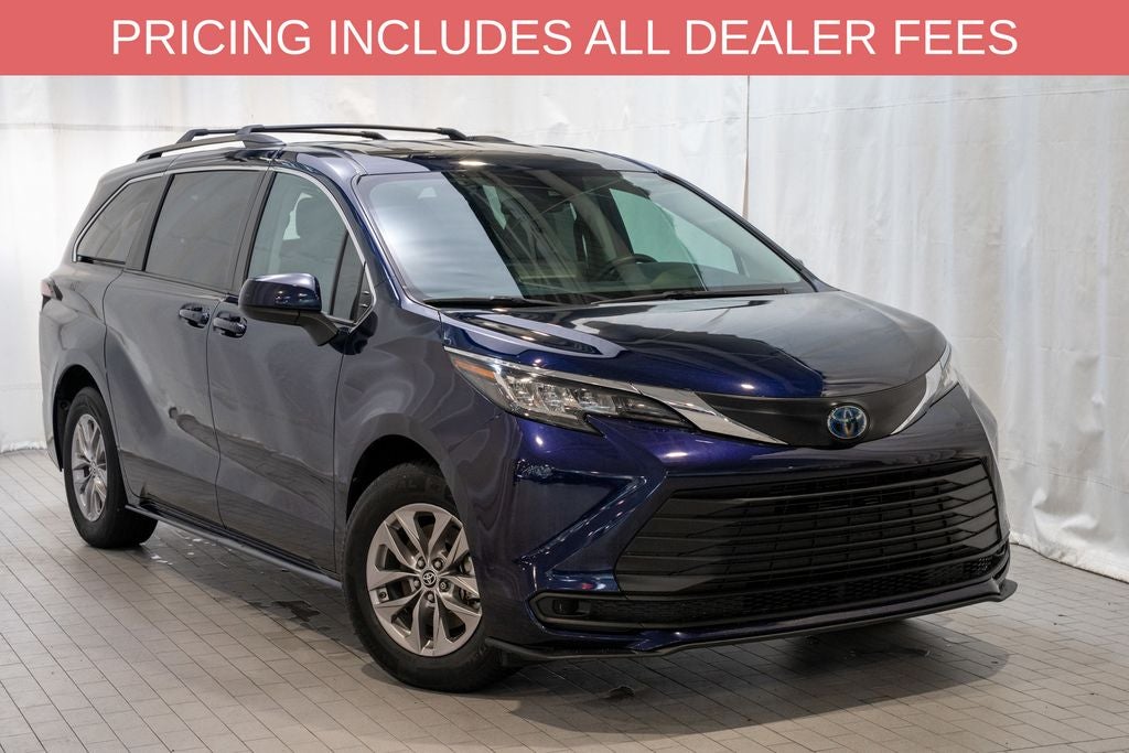 2022 Toyota Sienna LE 8 Passenger