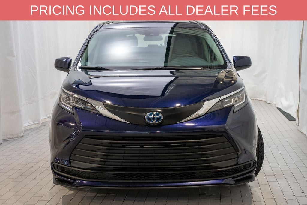 2022 Toyota Sienna LE 8 Passenger