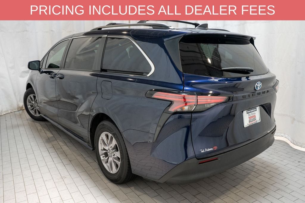2022 Toyota Sienna LE 8 Passenger