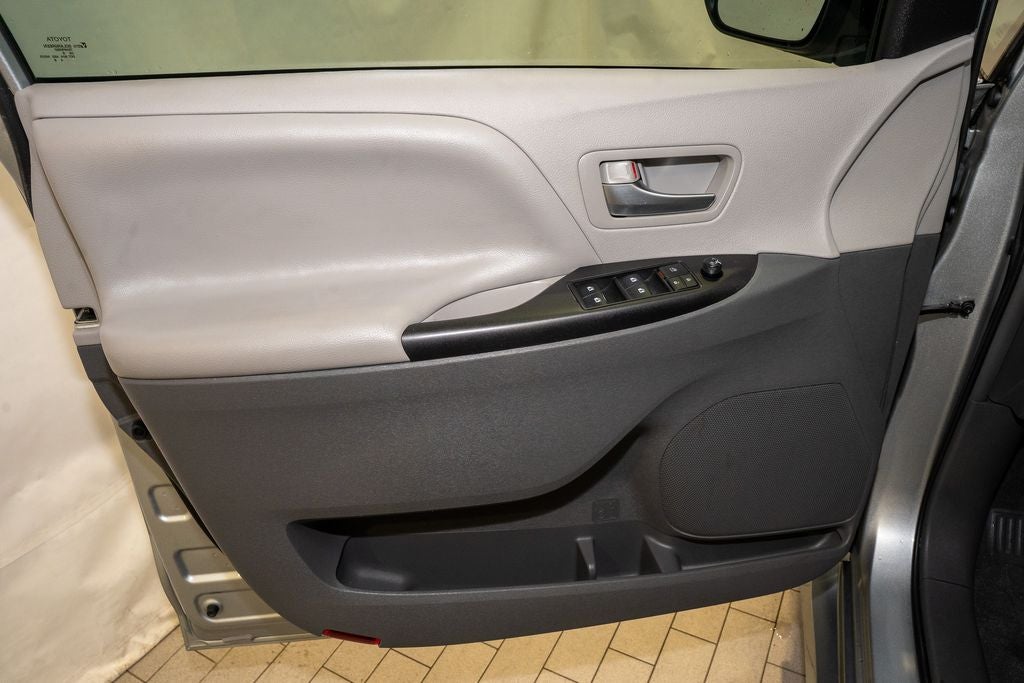 2019 Toyota Sienna LE 8 Passenger