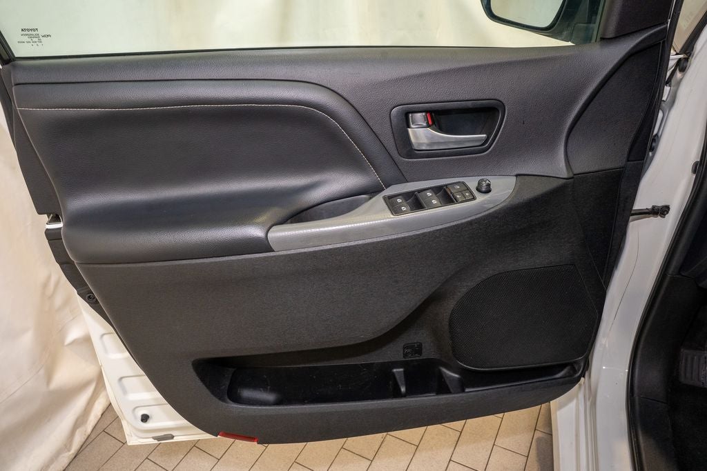 2017 Toyota Sienna SE Premium 7 Passenger