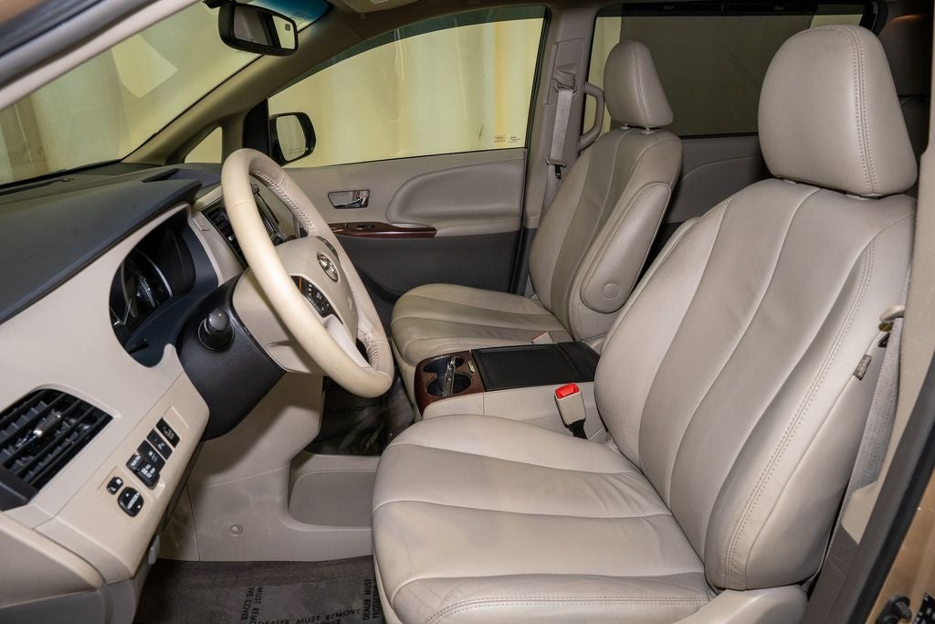 2014 Toyota Sienna XLE 7 Passenger