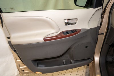 2014 Toyota Sienna XLE 7 Passenger