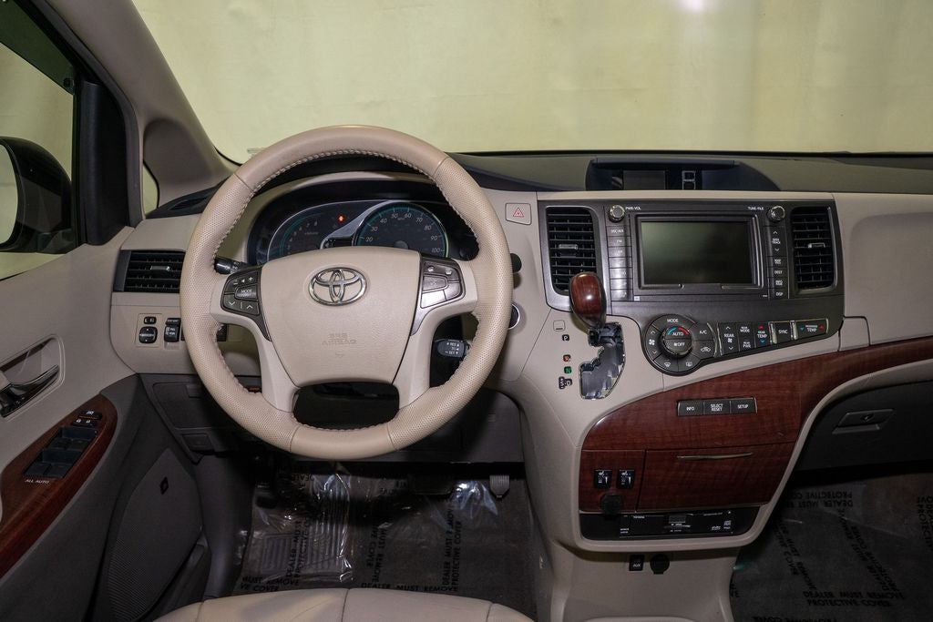 2014 Toyota Sienna XLE 7 Passenger