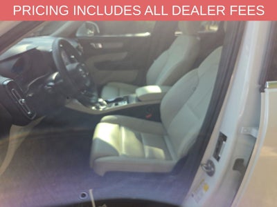 2024 Volvo XC40 B5 Plus Bright Theme