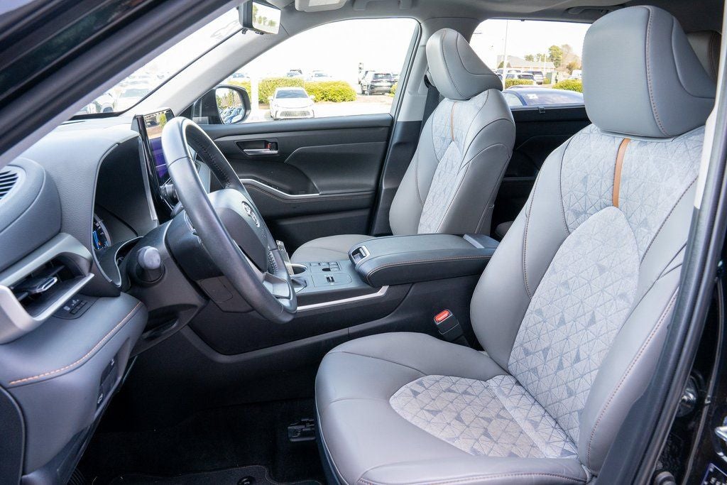 2023 Toyota Highlander Hybrid Bronze Edition