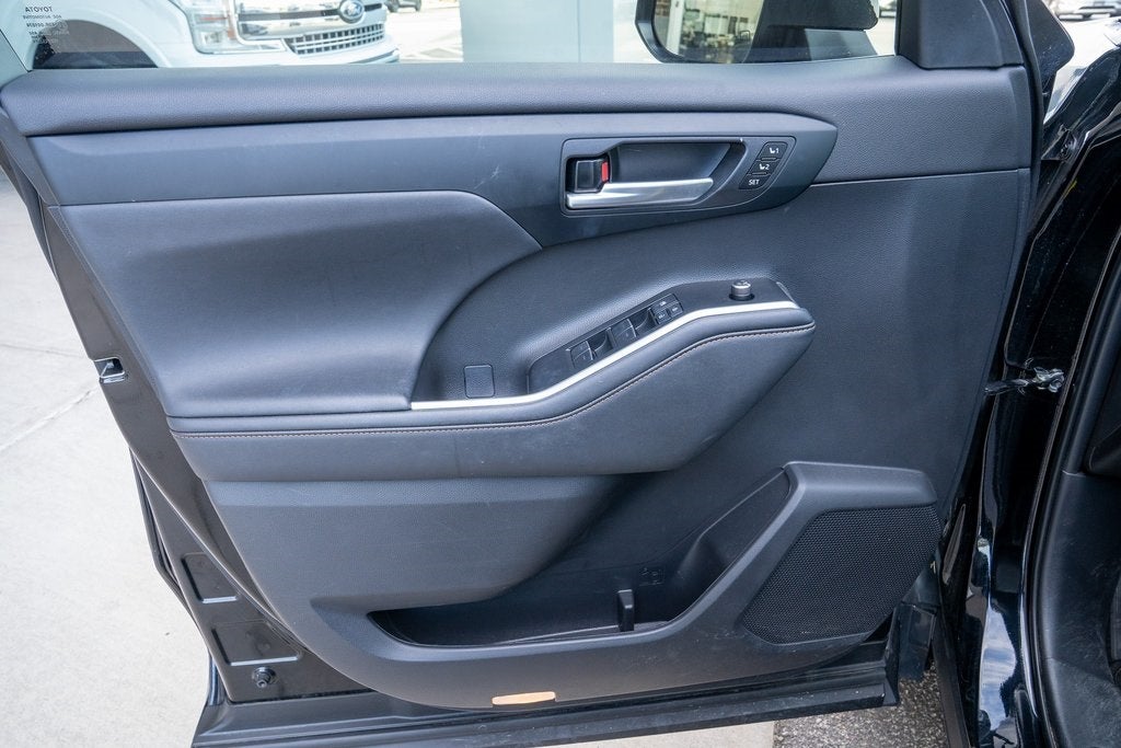 2023 Toyota Highlander Hybrid Bronze Edition