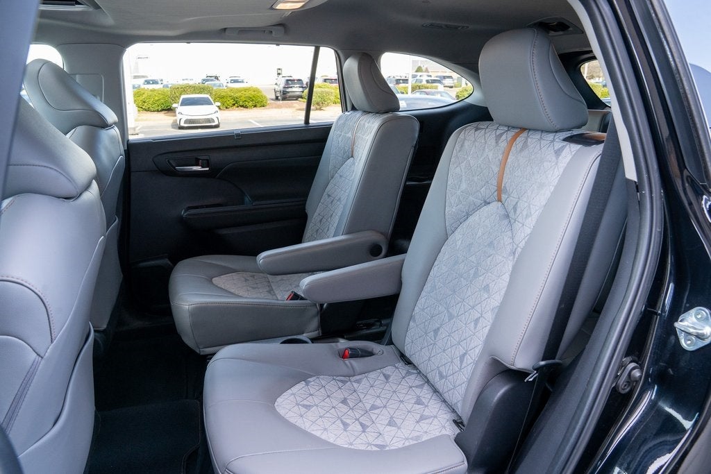 2023 Toyota Highlander Hybrid Bronze Edition