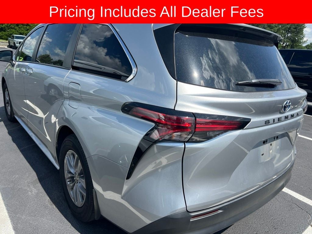 2022 Toyota Sienna LE 8 Passenger